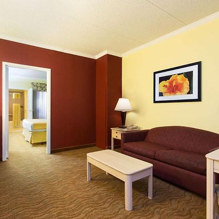 Baymont By Wyndham Tampa Near Busch Gardens Hotel Екстериор снимка