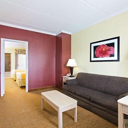 Baymont By Wyndham Tampa Near Busch Gardens Hotel Екстериор снимка