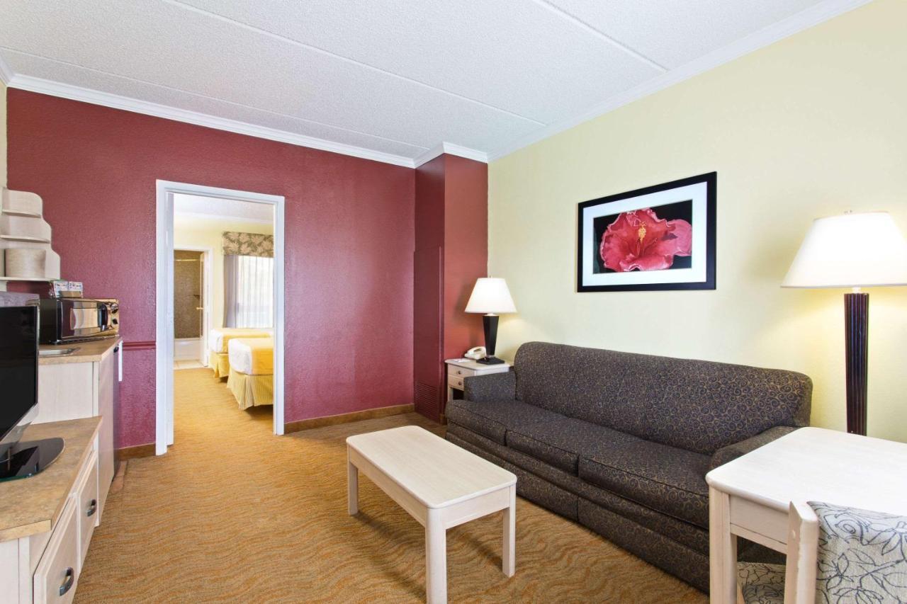 Baymont By Wyndham Tampa Near Busch Gardens Hotel Екстериор снимка