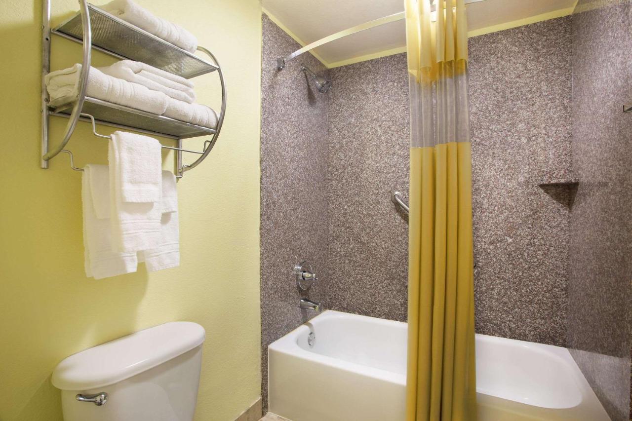 Baymont By Wyndham Tampa Near Busch Gardens Hotel Екстериор снимка