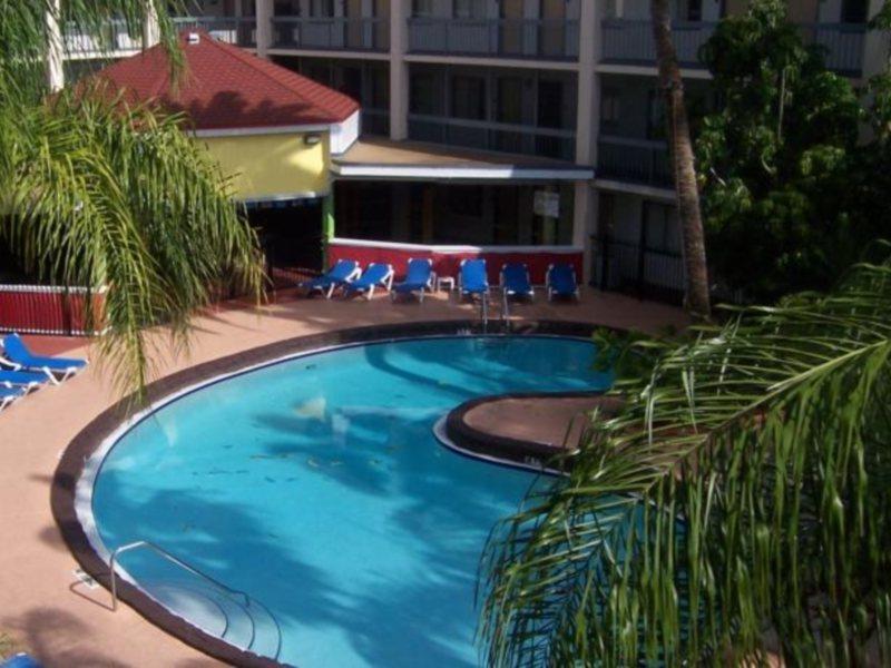 Baymont By Wyndham Tampa Near Busch Gardens Hotel Екстериор снимка