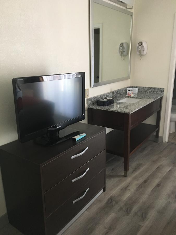 Baymont By Wyndham Tampa Near Busch Gardens Hotel Екстериор снимка
