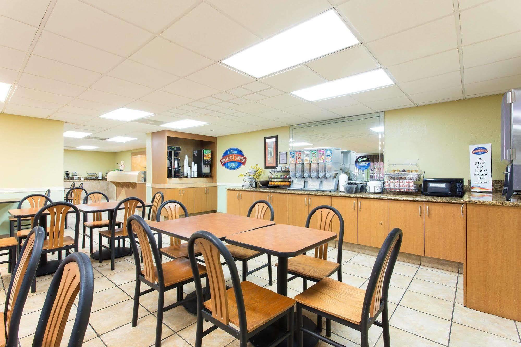 Baymont By Wyndham Tampa Near Busch Gardens Hotel Екстериор снимка