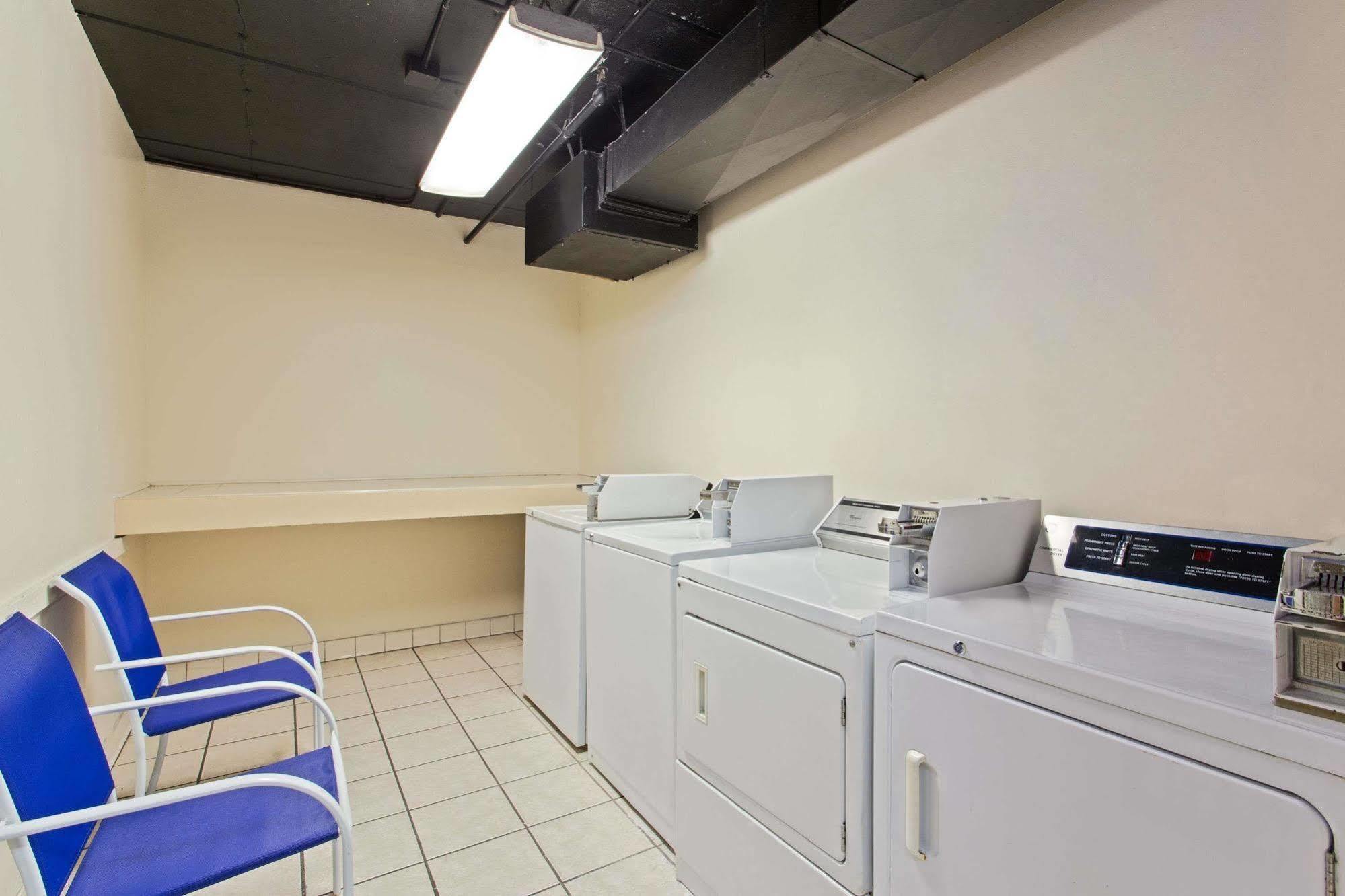 Baymont By Wyndham Tampa Near Busch Gardens Hotel Екстериор снимка