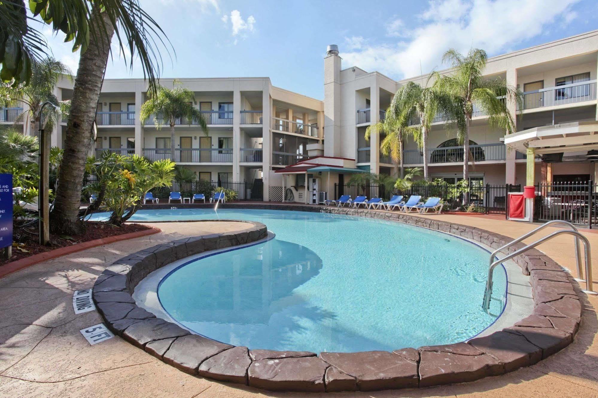 Baymont By Wyndham Tampa Near Busch Gardens Hotel Екстериор снимка