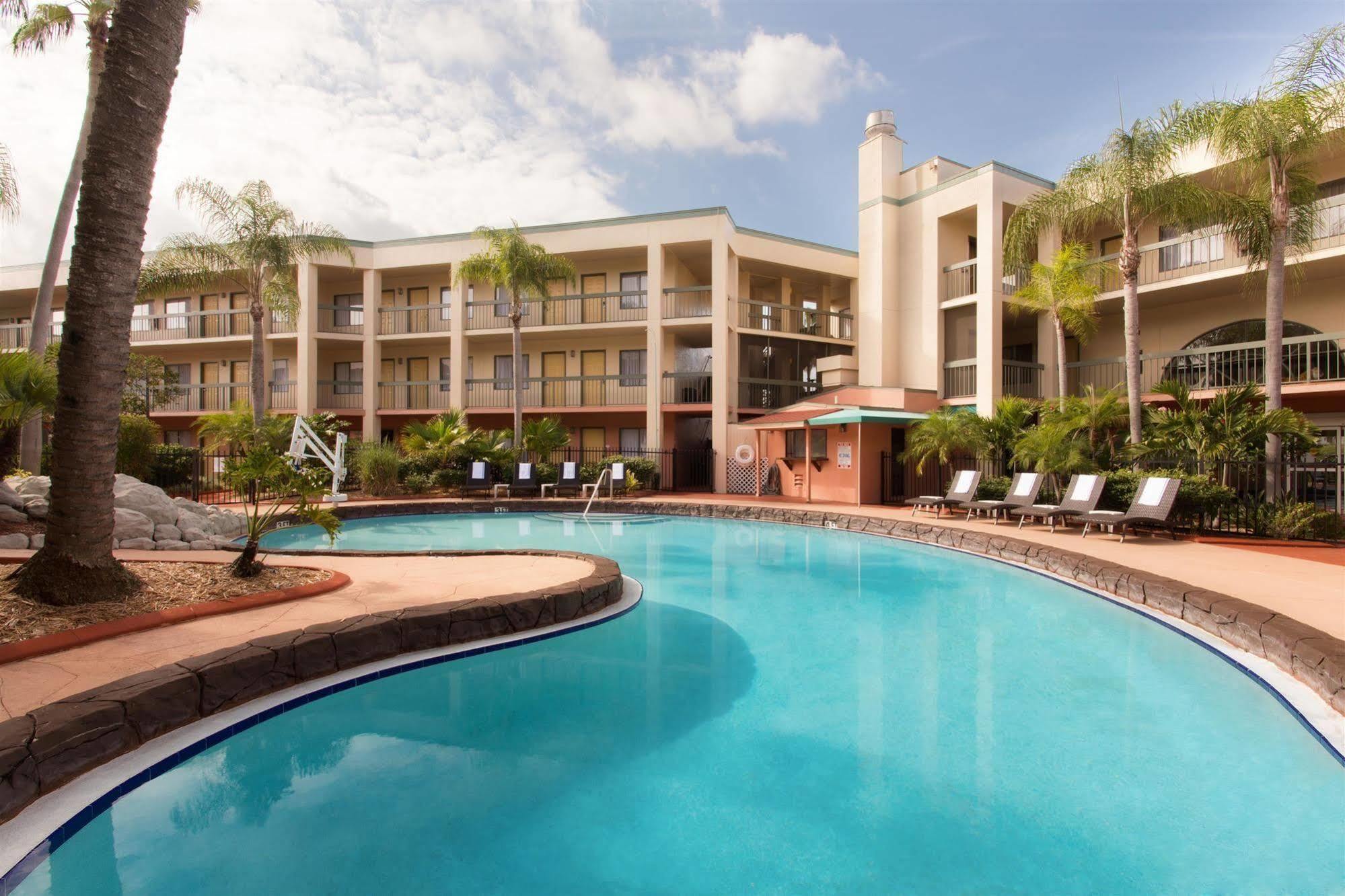 Baymont By Wyndham Tampa Near Busch Gardens Hotel Екстериор снимка