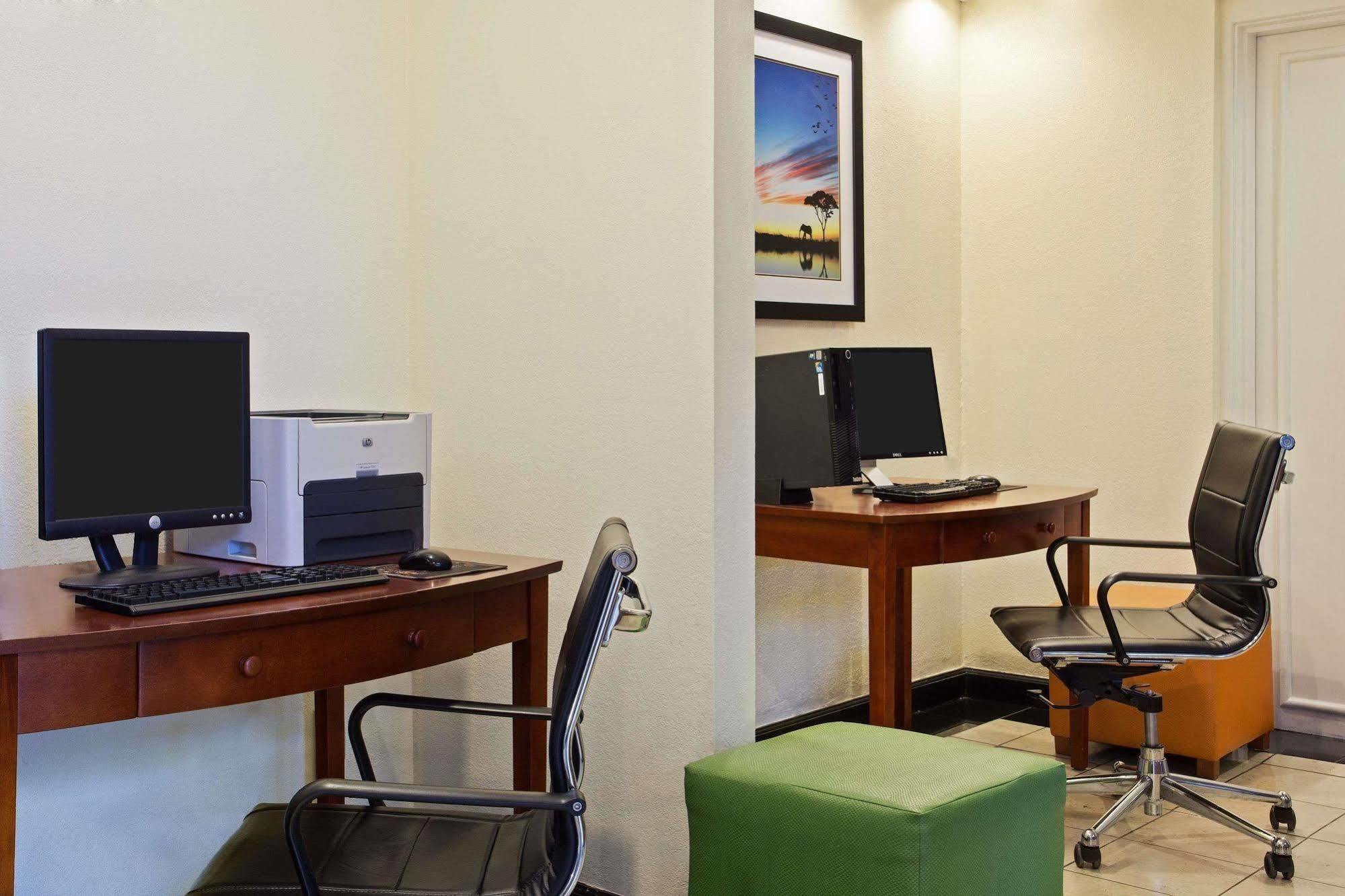 Baymont By Wyndham Tampa Near Busch Gardens Hotel Екстериор снимка