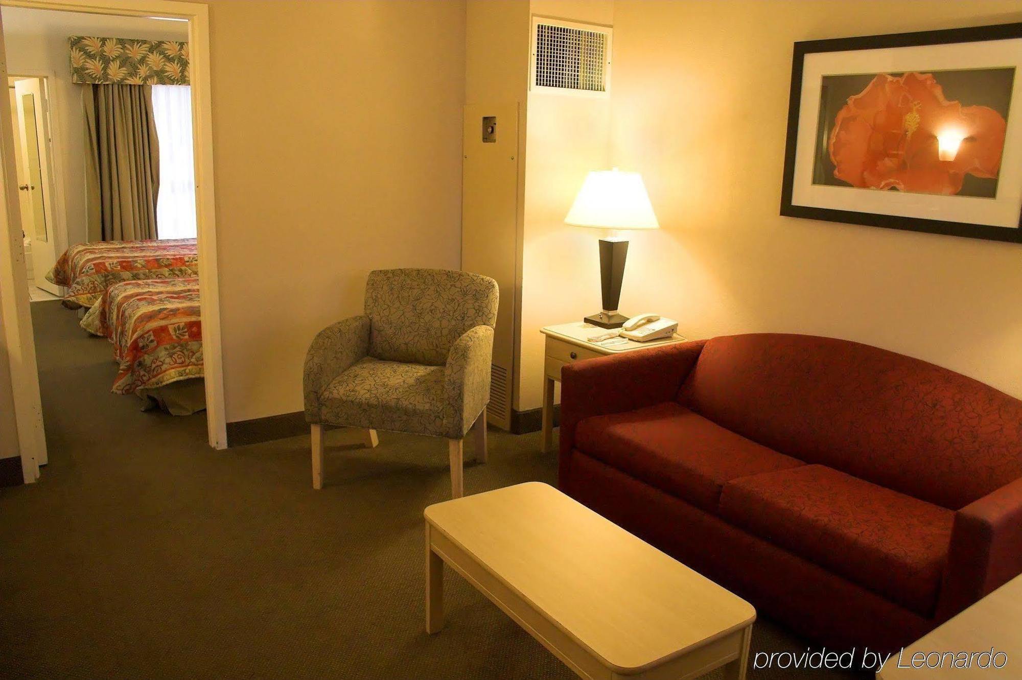 Baymont By Wyndham Tampa Near Busch Gardens Hotel Стая снимка