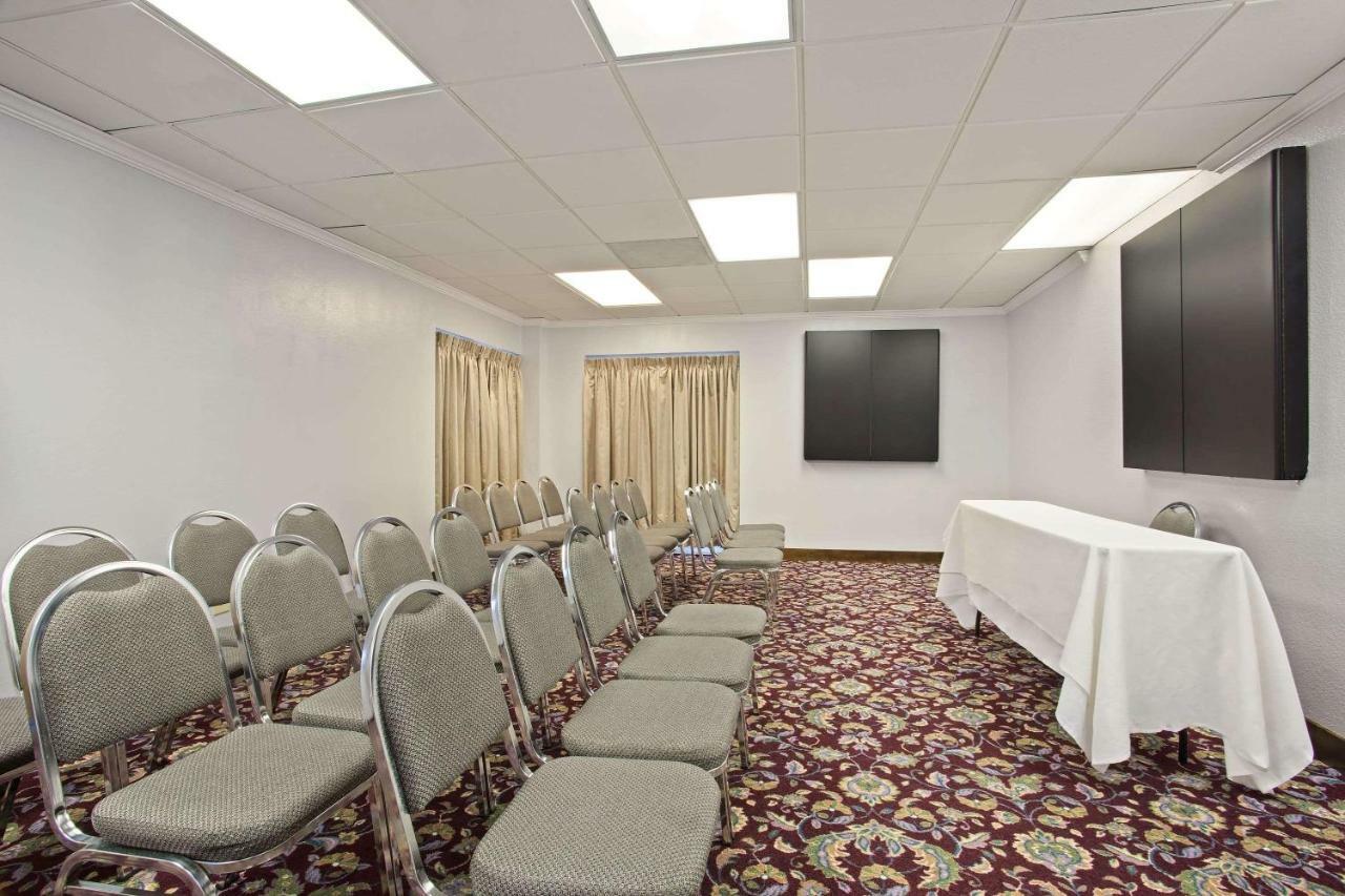 Baymont By Wyndham Tampa Near Busch Gardens Hotel Екстериор снимка