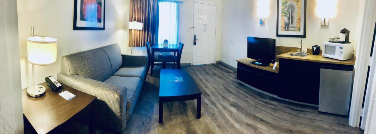 Baymont By Wyndham Tampa Near Busch Gardens Hotel Екстериор снимка